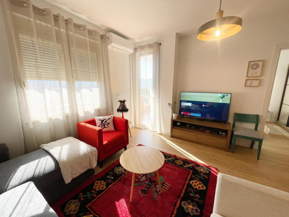 Metro Apartment *